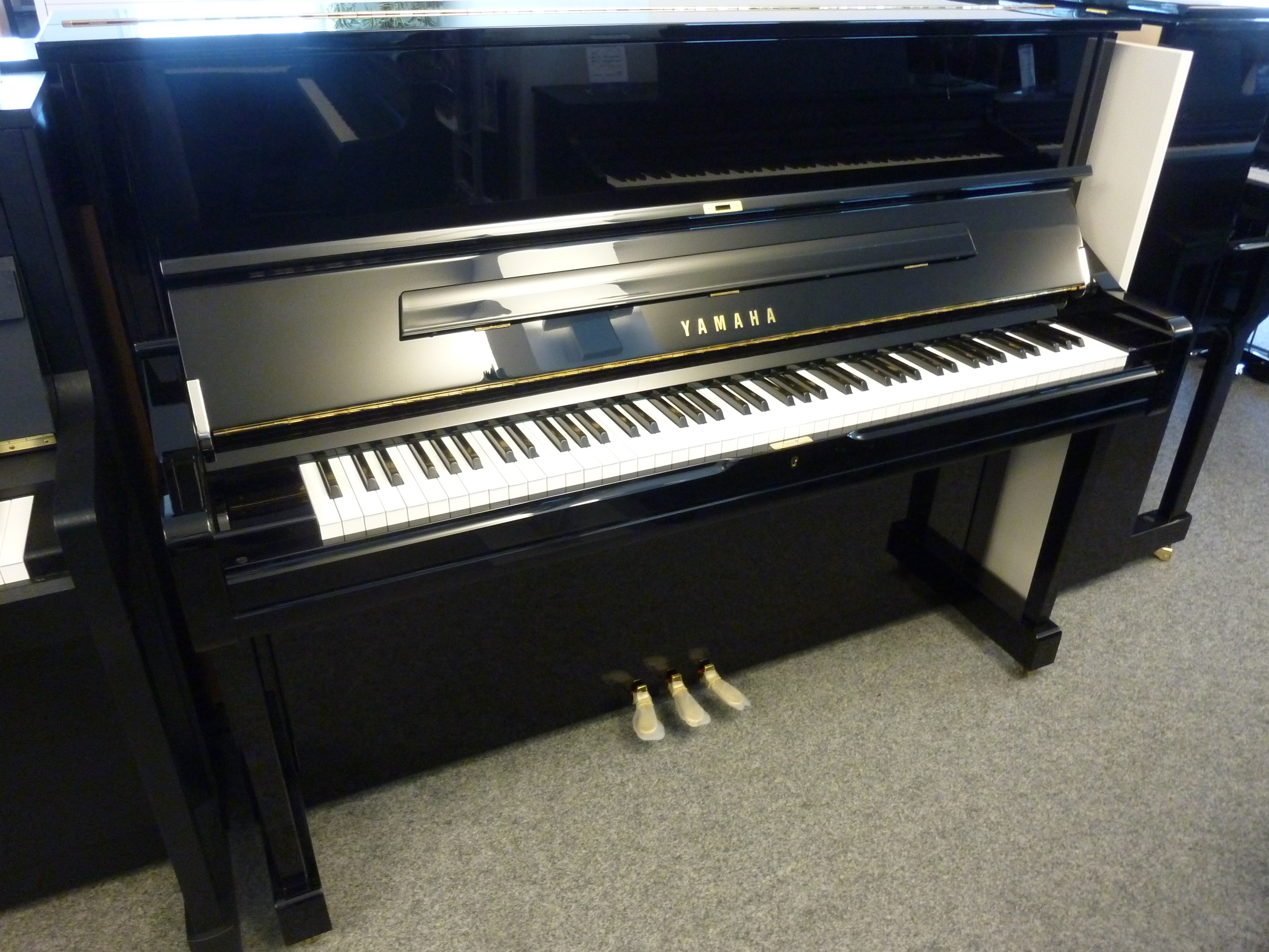 Klavier U1 (121 cm)