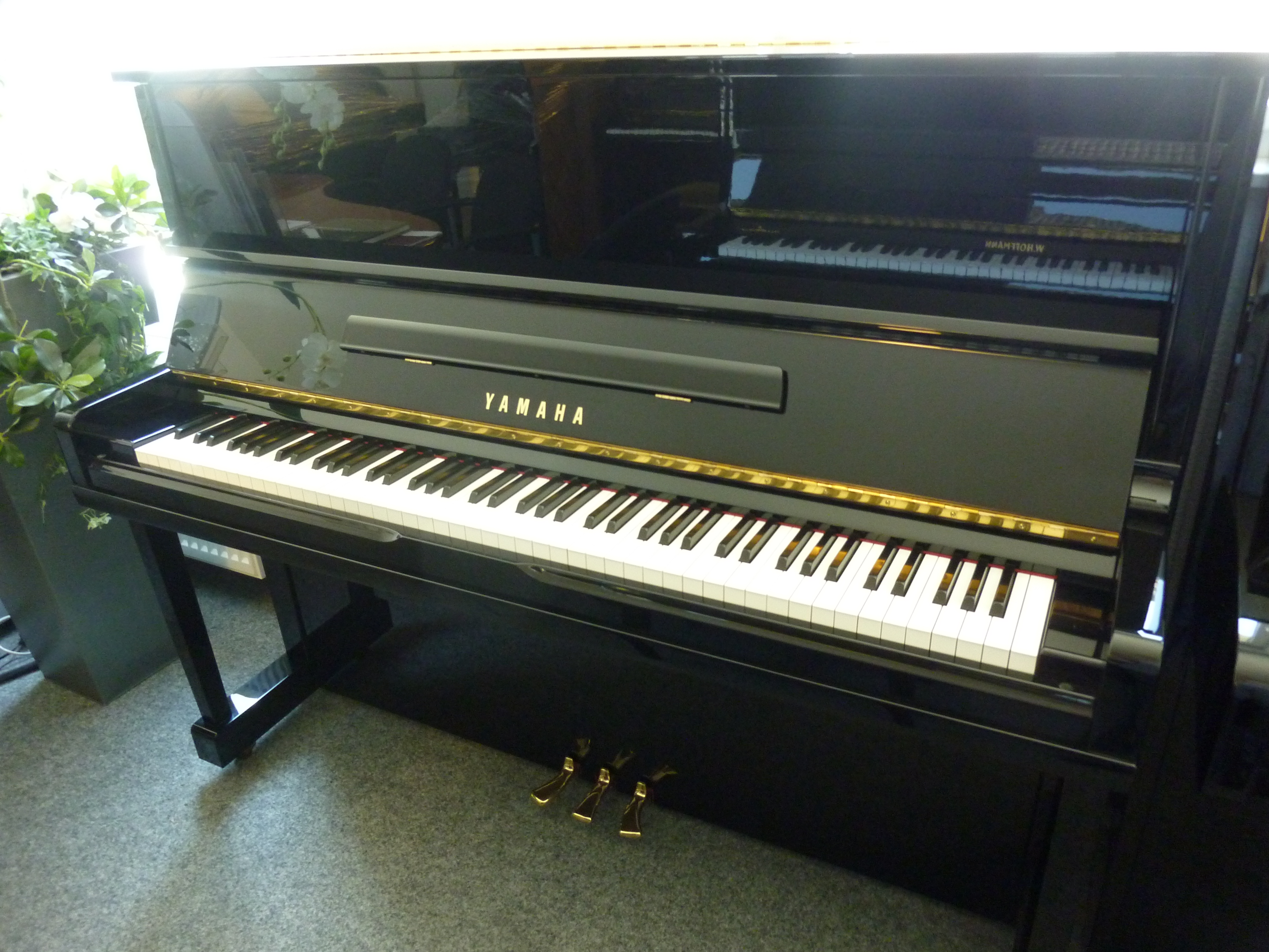 Klavier U10A (121 cm)